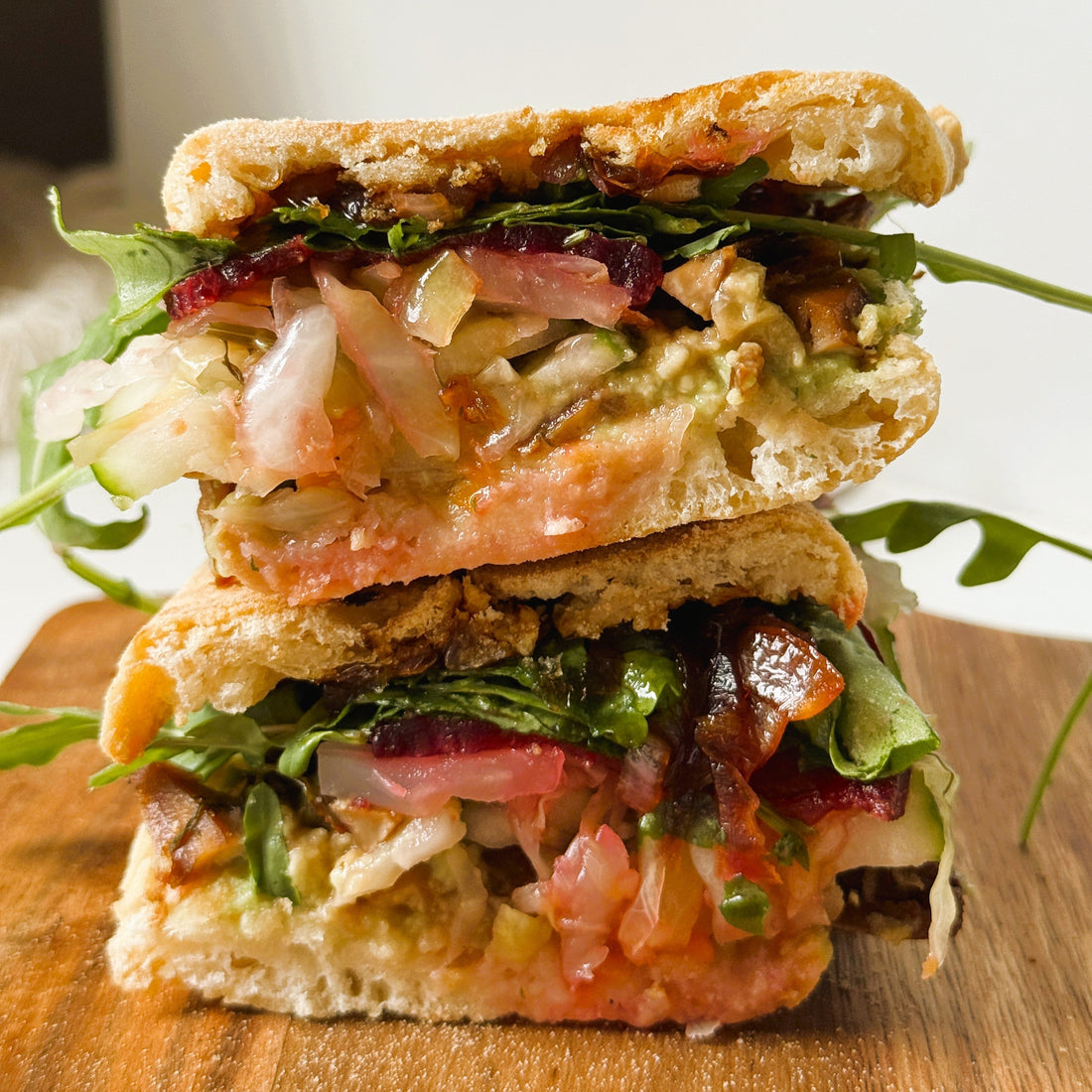 Veganes Frühstücks-Sandwich mit Tofu, Avocado und karamellisierten Zwiebeln